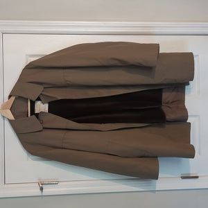 London Towne Trench Coat with Removable Lining. Size 40 Regular